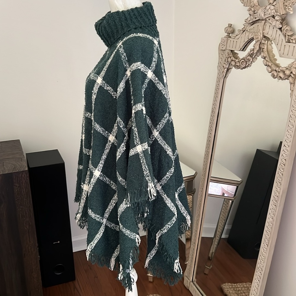 Loft Poncho - Picture 2 of 7